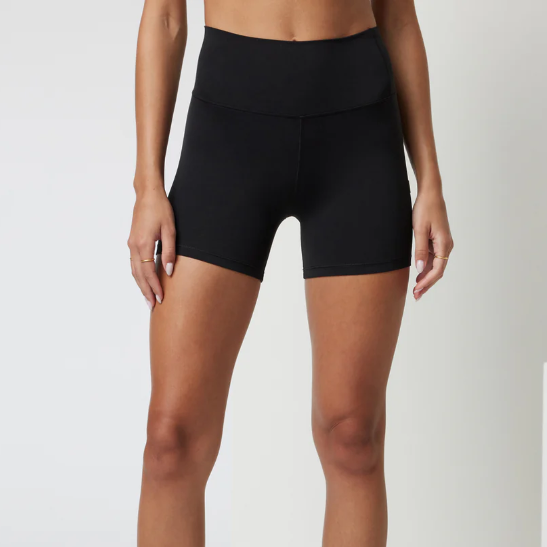 Vuori - Women - AllTheFeels™ Short 4" (Black)